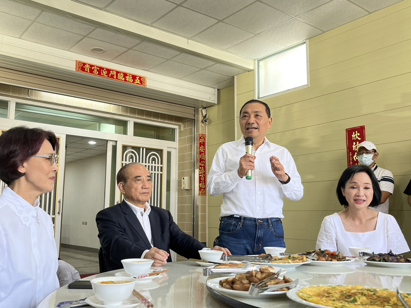 國民黨總統參選人侯友宜（右2）28日上午拜會前立法院長王金平（左2），王金平在高雄路竹老家席開2桌宴請。國民黨智庫執行長柯志恩（前右）、國民黨高雄市黨部主委黃昭順（左）皆出席。 (圖：中央社)