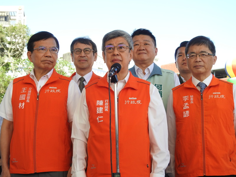 行政院長陳建仁（前中）28日接受媒體聯訪。 (圖：中央社)