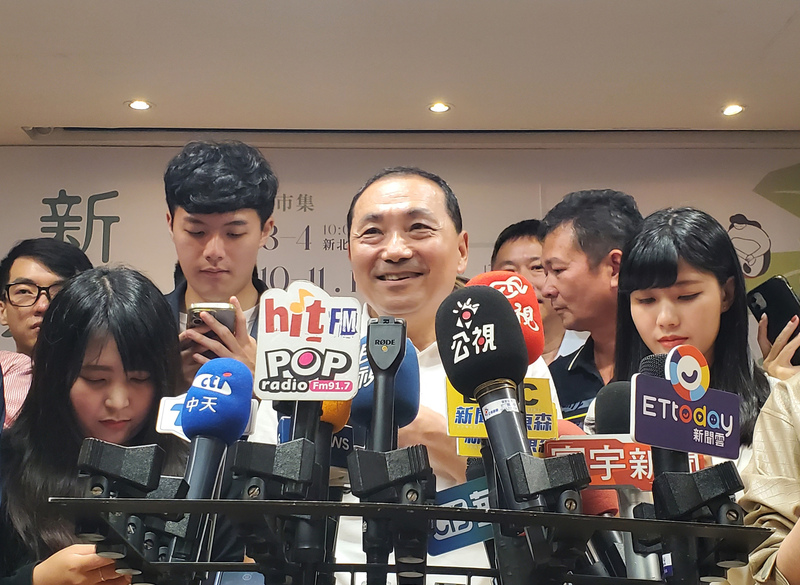 國民黨總統參選人、新北市長侯友宜（前中）29日表示，最重要是不要缺電，「核能就是我的選項」，是多元能源配比中之一，符合世界潮流；如果當選，一定做好核安，妥善處理核廢料。 (圖：中央社)