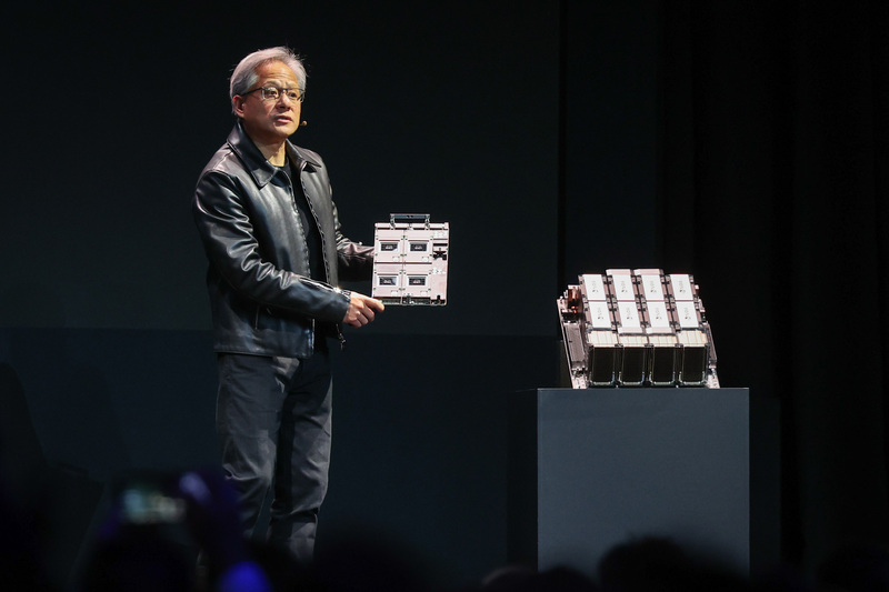 人工智慧（AI）晶片設計大廠輝達（NVIDIA）執行長黃仁勳29日在台北南港展覽館2館出席台北國際電腦展，發表主題演講大談人工智慧。(圖：中央社)