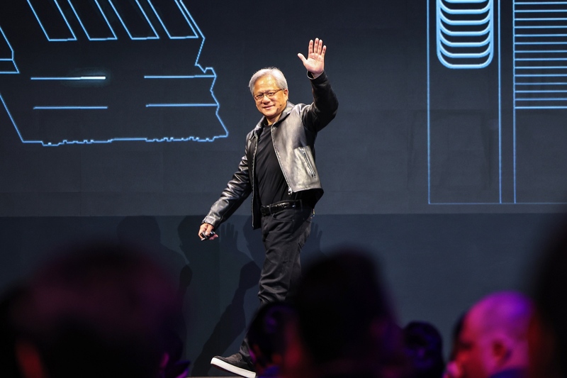 人工智慧（AI）晶片設計大廠輝達（NVIDIA）執行長黃仁勳29日在台北南港展覽館2館出席台北國際電腦展發表主題演講，向台下聽眾揮手致意。 (圖：中央社)