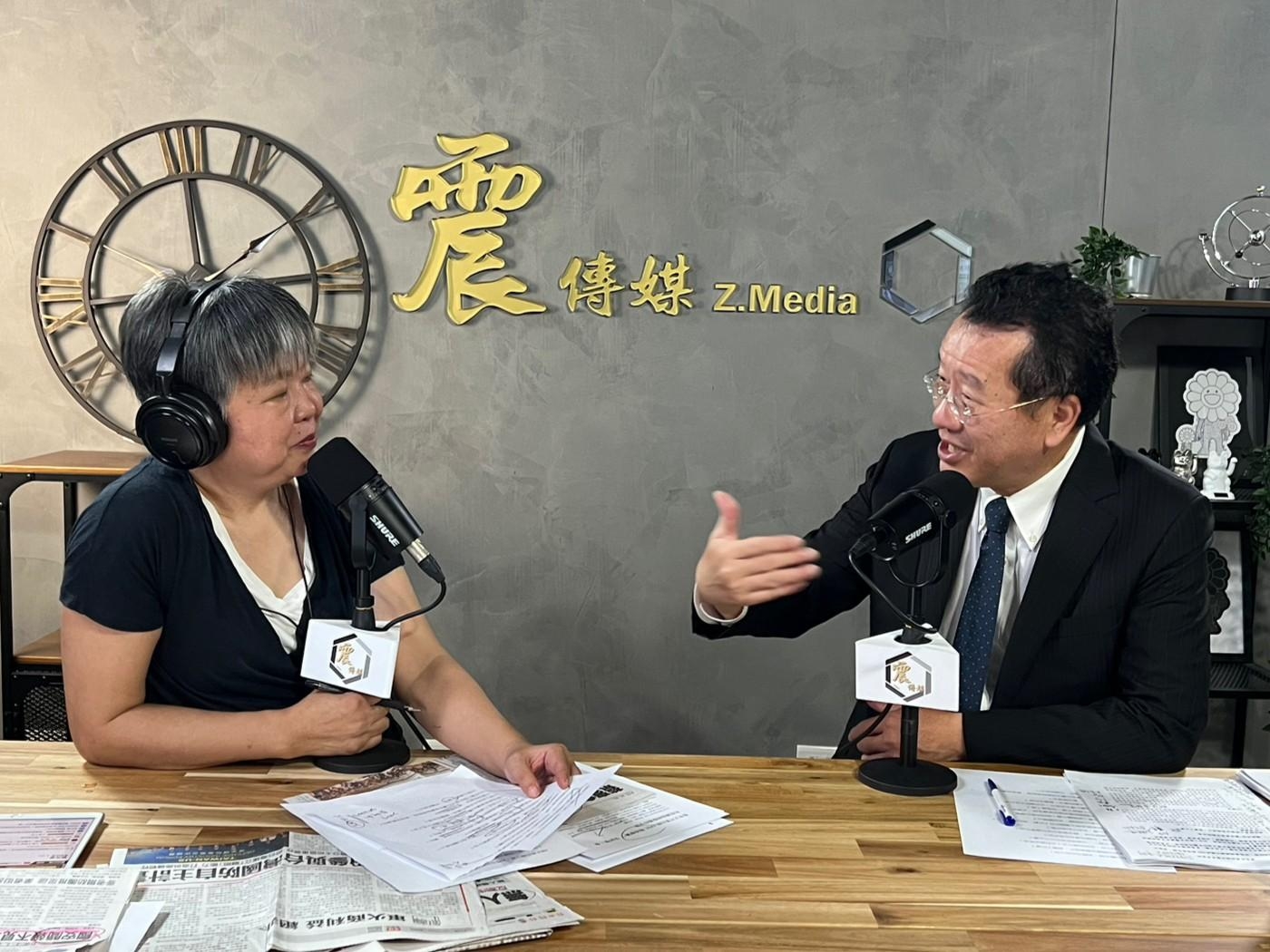 國安會秘書長顧立雄(右)接受網路節目專訪，說明美方採戰略模糊，讓中共芒刺在背且無法以美方介入作為藉口。(新聞不芹菜節目提供)