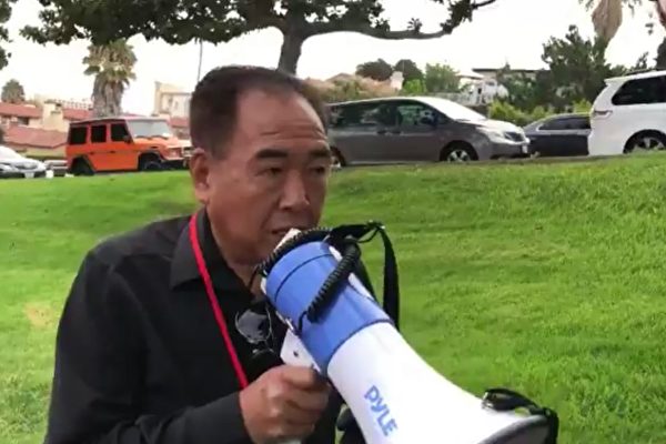 曾擔任美國天津同鄉會會長的洛杉磯中國僑領陳軍，被指控是中國政府代理人並因行賄官員而遭到逮捕。圖為陳軍監控法輪功活動時遭拍攝影片。(Twitter)