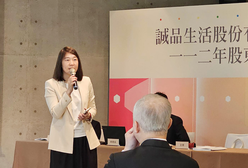 誠品生活30日召開股東常會，董事長吳旻潔（圖中站立者）致詞。 (圖：中央社)
