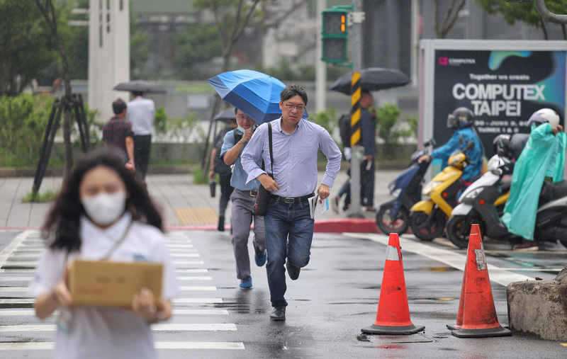 瑪娃颱風北上，北東易雨南高金局部高溫36度。 (圖：中央社)