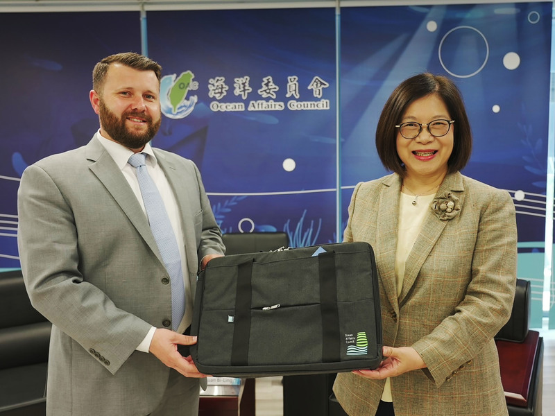 海洋委員會主委管碧玲（右）29日會見美國華府智庫「戰略與國際研究中心」主任波林（Gregory B.Poling）（左），針對南海情勢等議題進行討論交流。（海委會提供） (圖：中央社)