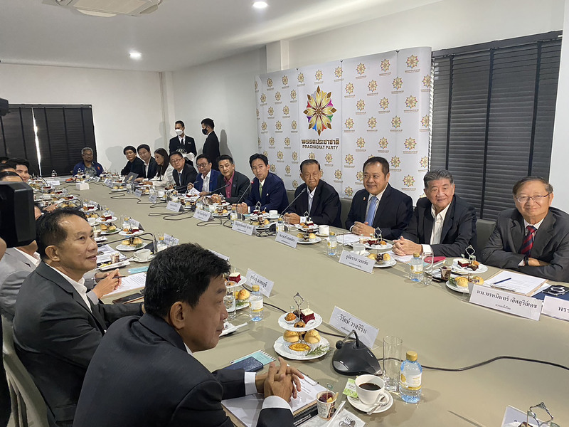 泰國國會眾議院選舉後，前進黨和其他7個政黨結盟，席次超過眾議院的一半，準備要執政。8黨聯盟30日開會決議成立政權交接前的過度協調委員會。（民族黨提供） (圖：中央社)