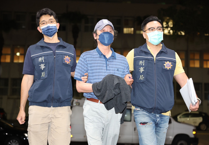 檢警30日針對im.B詐騙案發動第4波搜索行動，前行政院顧問陳振坤（中）也遭拘提帶回刑事局偵訊，晚間移送北檢複訊。 (圖：中央社)