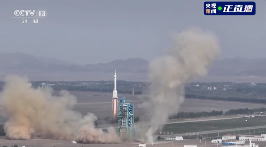 中國神舟16號載人太空船以及搭載船上的3名太空人送往太空站。(翻攝央視畫面)