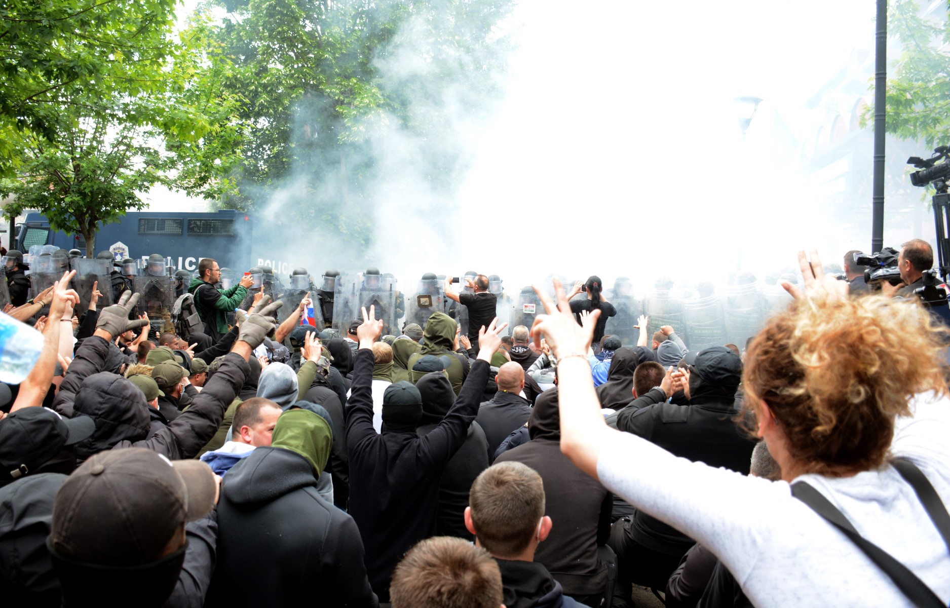 數十名北約組織(NATO)士兵30日在科索沃北部茲韋錢鎮(Zvečan)，保護一棟市政府大樓，維持當地秩序。(AFP)