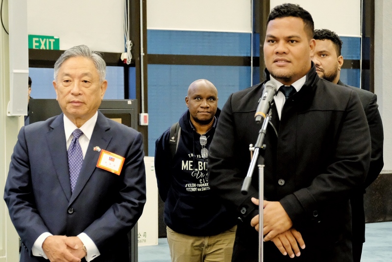 吐瓦魯國司法、通訊暨外交部長柯飛（前排右）在桃園國際機場發表談話表示，非常高興受邀來台訪問，希望藉由此行加強鞏固兩國邦誼，並增進與台灣的多方面合作。(圖：中央社)