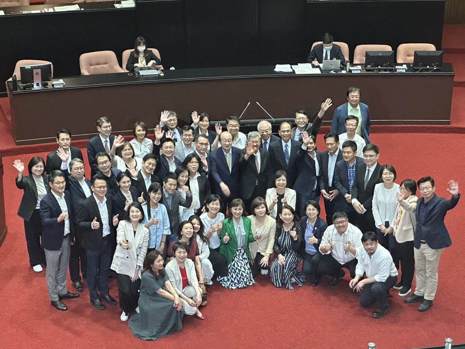 立法院今天三讀通過金年度國營事業預算案，行政院長陳建仁循往例到立院向朝野立委致意。(趙婉淳攝)