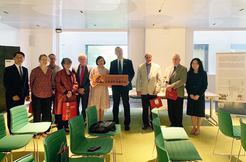 國家圖書館與法蘭西學院設置的「台灣漢學資源中心」31日上午啟用，推動台灣漢學講座，促進台法交流。國家圖書館館長曾淑賢（右5）手持台灣漢學資源中心牌匾，和館方共同見證歷史性的一刻。（駐法代表處提供） (圖：中央社)