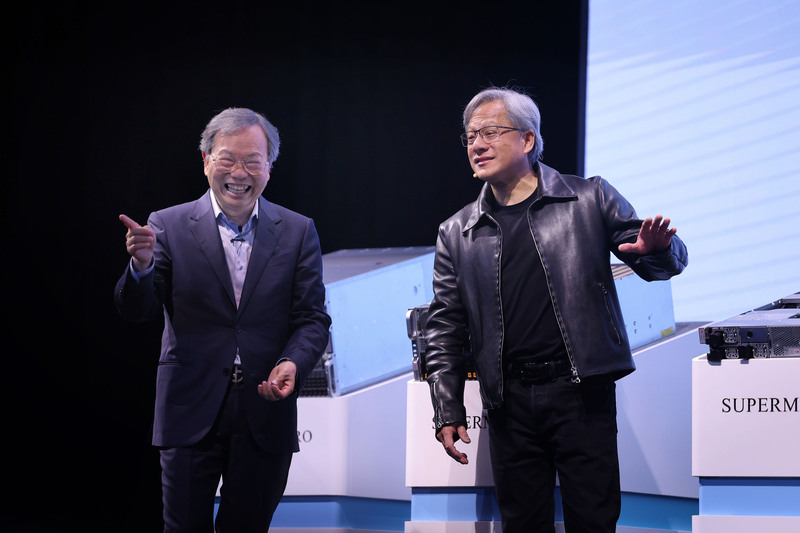 2023台北國際電腦展持續展開，伺服器和儲存供應大廠美超微電腦（Supermicro）1日下午舉辦主題演講，美超微電腦執行長梁見後（Charles Liang）（左）與輝達（NVIDIA）執行長黃仁勳（右）同台分享。 (圖：中央社)
