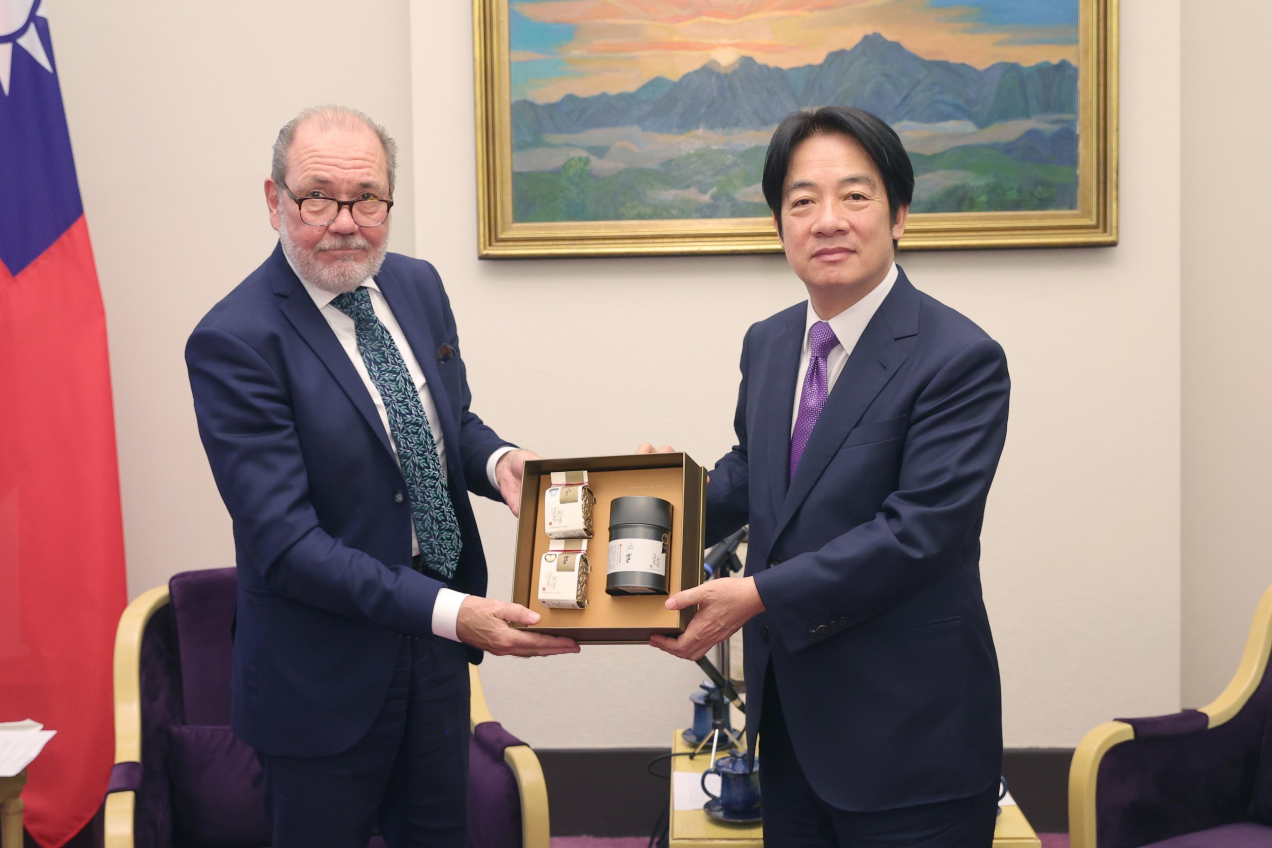 副總統賴清德(右)1日接見「柏林安全會議代表團」。左為「官署明鏡報」發行人兼總編輯普羅爾。(圖:總統府Flickr)