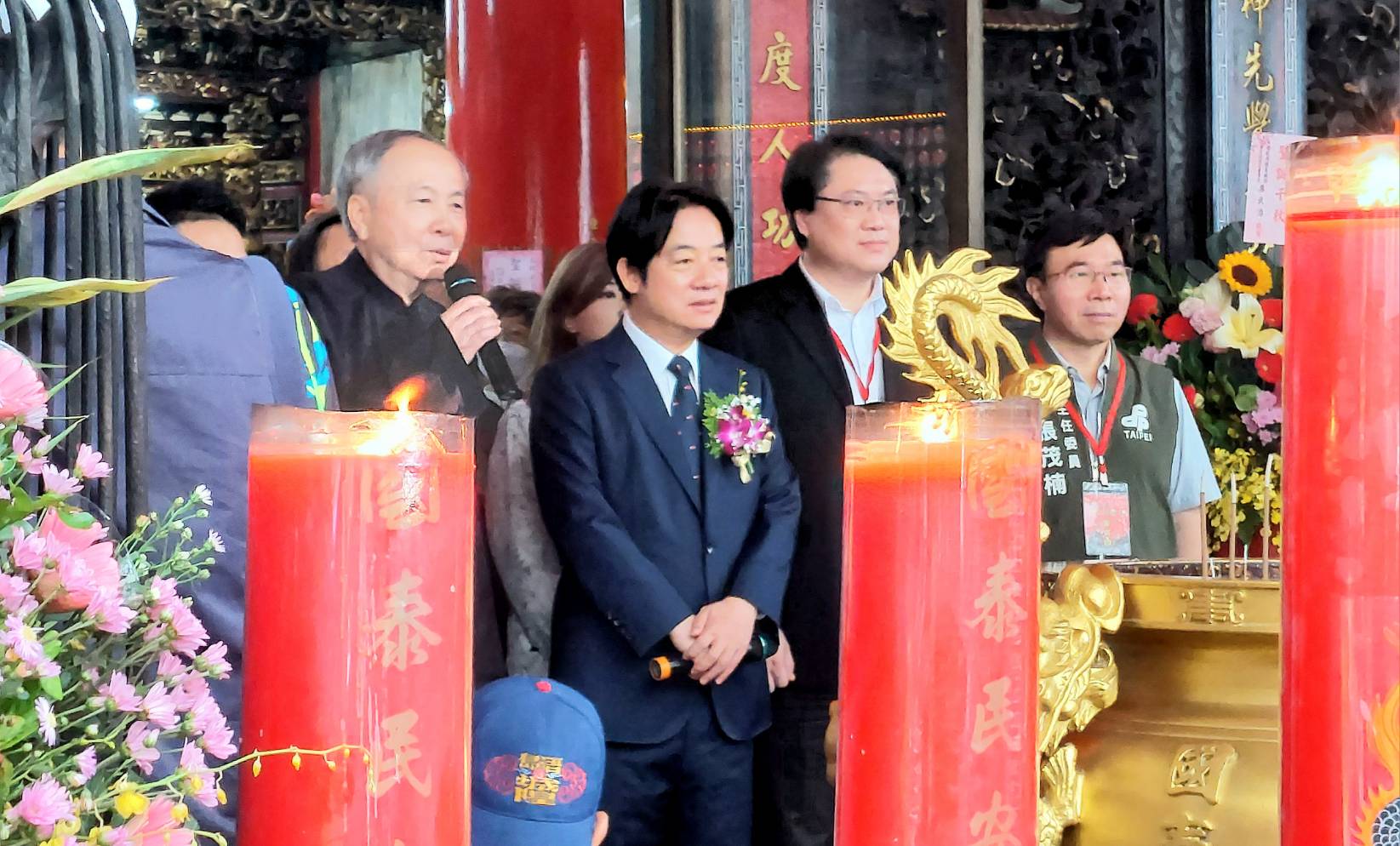 副總統賴清德(中)1日到台北市覺修宮參香，對於黨內爆出黨工遭廠商性騷卻未獲處理一事，並未回應媒體提問。(歐陽夢萍 攝)