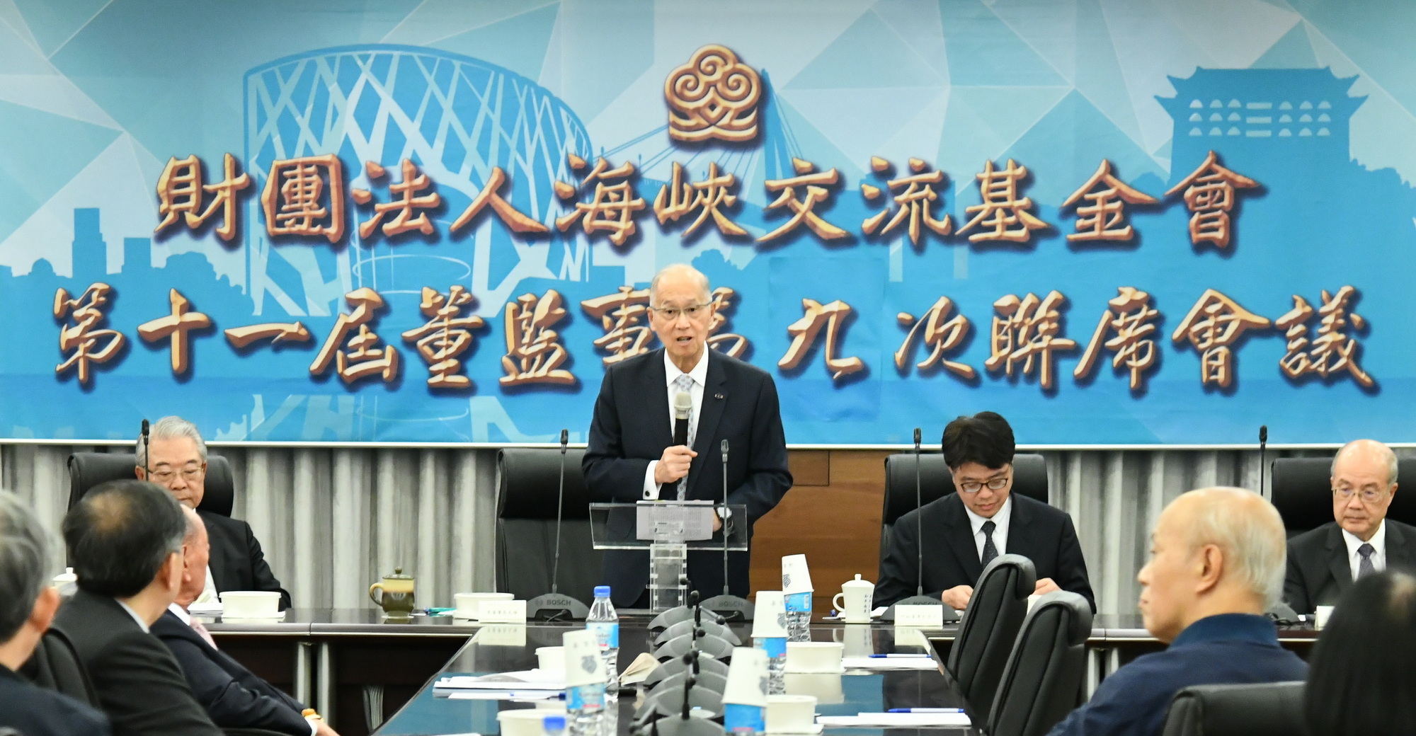 海峽交流基金會董事長李大維(中)2日表示，兩岸的交流往來，應該在維護對等與尊嚴的原則下，對雙方才有助益。(圖:海基會)