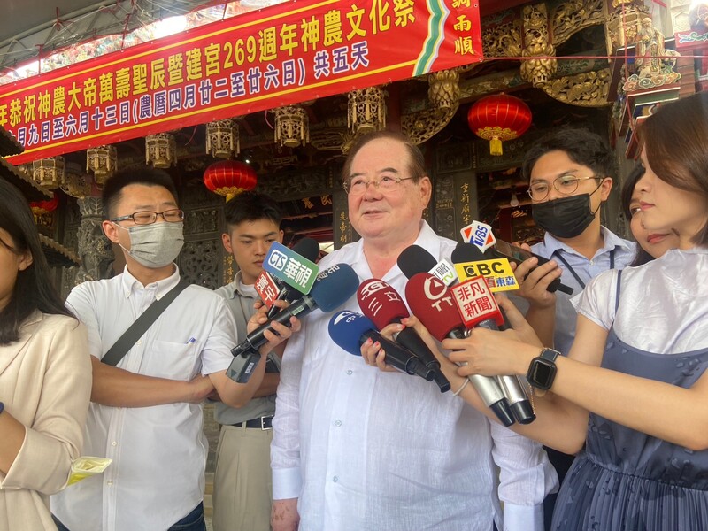 前國民黨秘書長李乾龍1日晚間邀請前總統馬英九、前立法院長王金平等黨內大老，與國民黨總統參選人侯友宜晚餐，李乾龍2日受訪時說，大家都有一致的共識，不能再有換侯的聲音出來。 (圖：中央社)