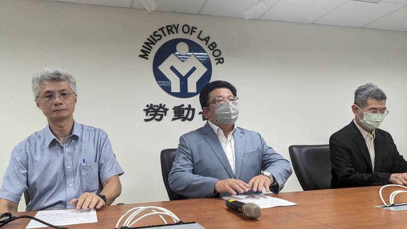 勞動部政務次長李俊俋機要秘書蔡沐霖遭爆時任民進黨青年部主任期間隱匿員工性騷案，李俊俋（中）2日表示，勞動部對這樣的事向來零容忍，蔡沐霖已請辭獲准。 (圖：中央社)