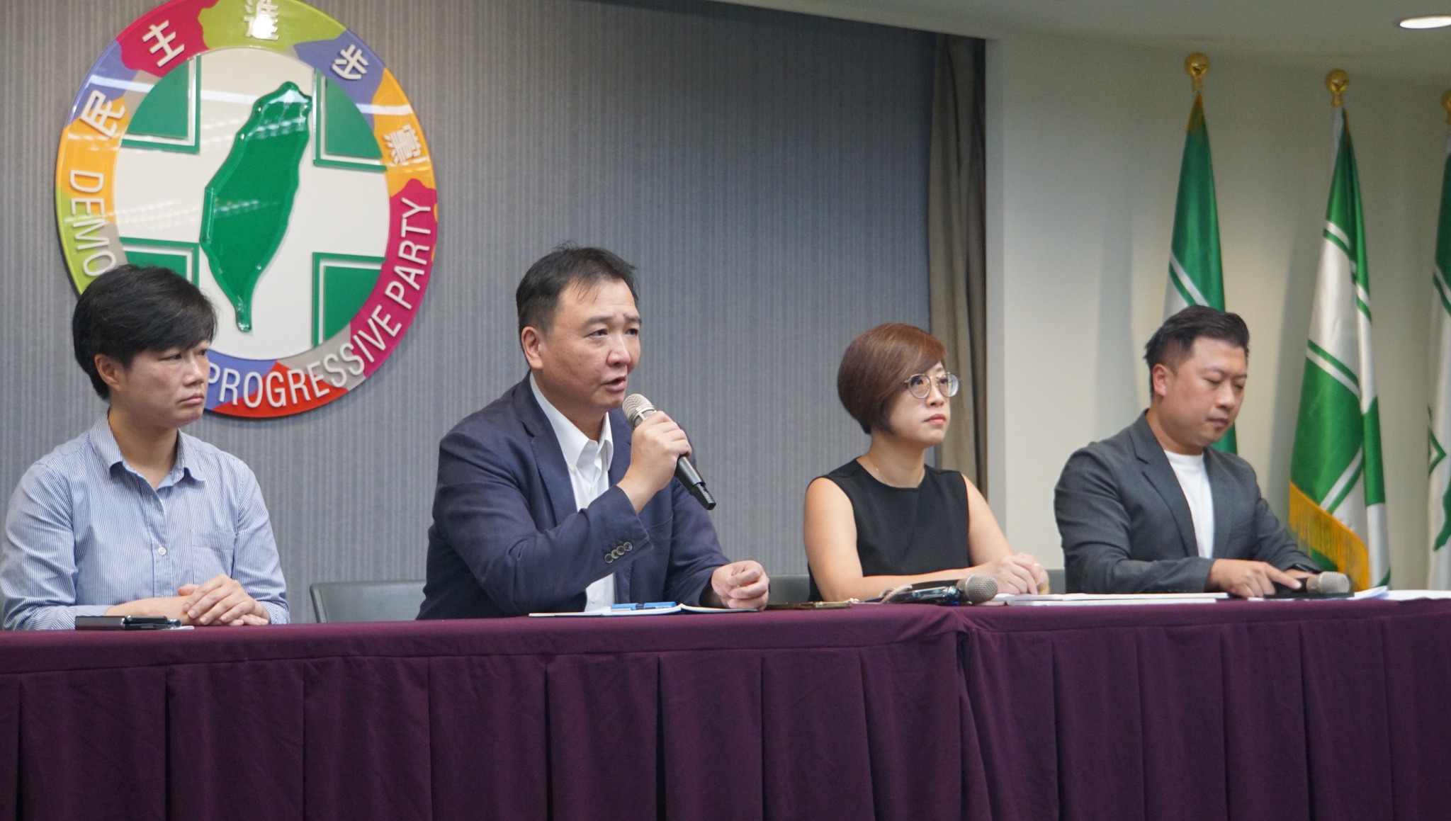 民進黨再爆黨工遭性騷擾疑似吃案爭議，民進黨秘書長許立明今天(2日)親上火線，率領副秘書長楊懿珊與性平部主任李晏榕等人向受害者致歉（劉玉秋攝）