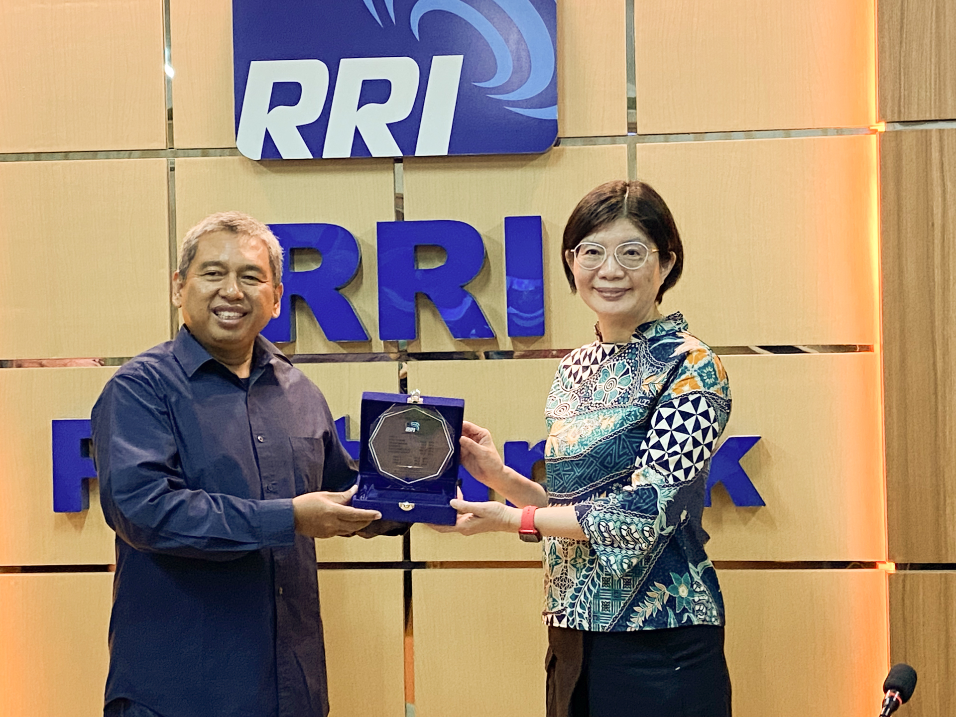 RRI加里曼丹分台長Widhie Kurniawan(左)與央廣董事長賴秀如交換紀念品。(林詠青 攝)