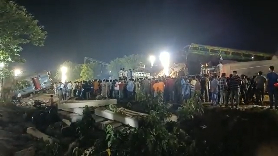 印度東部奧里薩省2日發生三列火車相撞的重大交通意外事故，造成至少207人喪生、850多人受傷。(圖擷自推特)