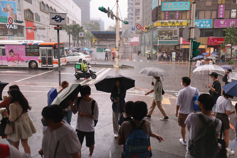 中央氣象局10日下午針對北北基桃等13縣市發布大雨特報。(資料照片/中央社)