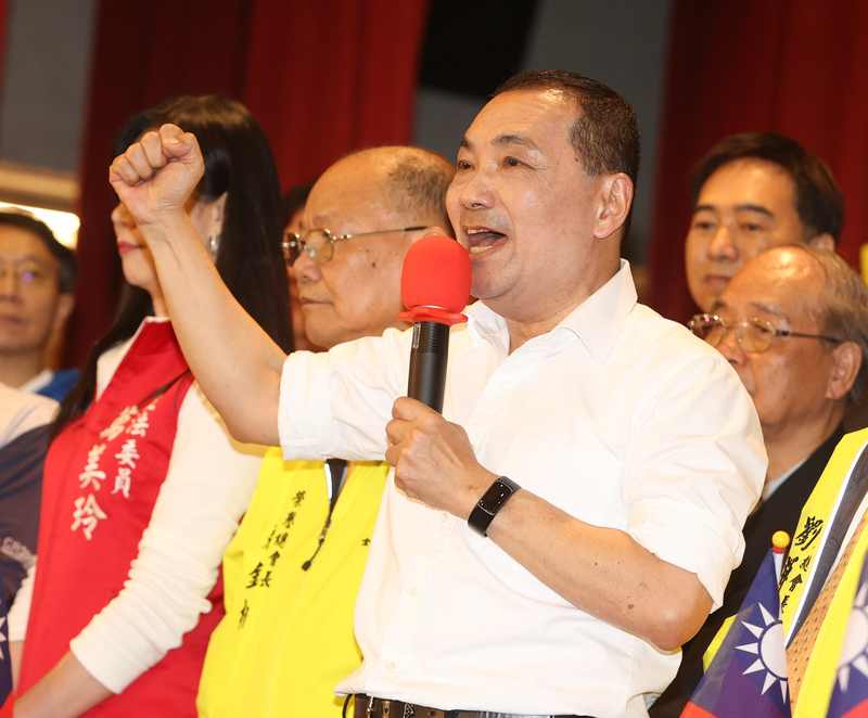 國民黨總統參選人侯友宜（前右）4日下午在台北市出席由中華民國嘉義同鄉會聯合總會舉辦的「嘉義人支持家己人–團結挺侯友宜大會」，致詞籲請鄉親全力支持。 (圖：中央社)