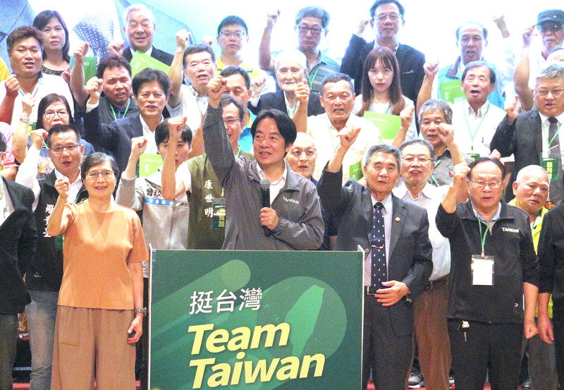 苗栗縣信賴台灣之友會4日下午在苗栗縣文化觀光局中正堂演藝廳舉行成立大會，民進黨主席暨總統參選人賴清德（前中）出席與會，感謝支持者相挺。(圖：中央社)