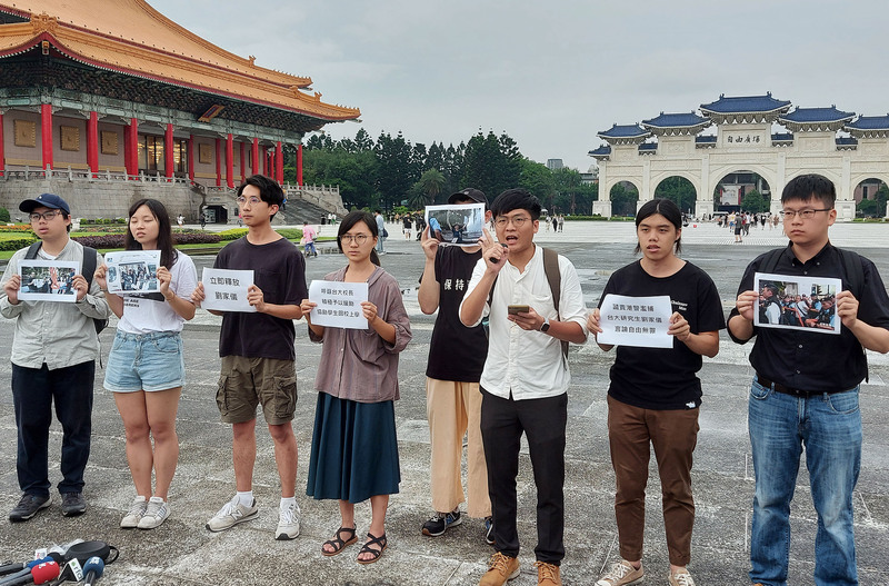來自香港的台大研究生劉家儀3日在港以和平方式哀悼六四事件卻遭港警逮捕，台灣大學研究生協會4日在台北自由廣場舉行記者會，會長許冠澤（右3）等人嚴正抗議港警作為，呼籲釋放學生；希望台大校方聲援並提供協助，也期盼政府單位能了解被逮捕者狀況，跟家屬保持聯繫。 (圖：中央社)