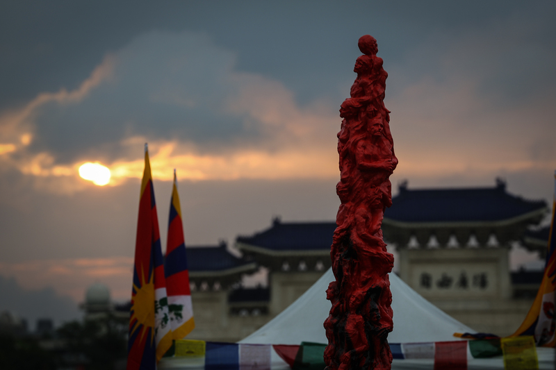 華人民主書院協會等民團4日在中正紀念堂前廣場舉辦六四天安門事件34週年系列紀念活動，民團募款重建的「國殤之柱」也現身會場。中央社記者王騰毅攝  112年6月4日 (圖：中央社)