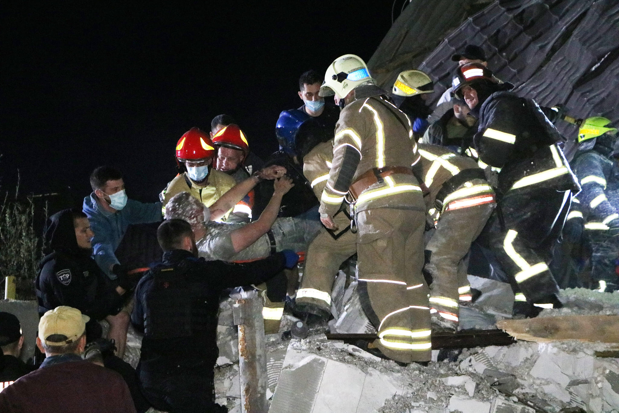 烏克蘭第聶伯羅(Dnipro)遭到俄羅斯飛彈攻擊，救難人員正從瓦礫中搶救受傷傷患。(FB@ДСНС України)