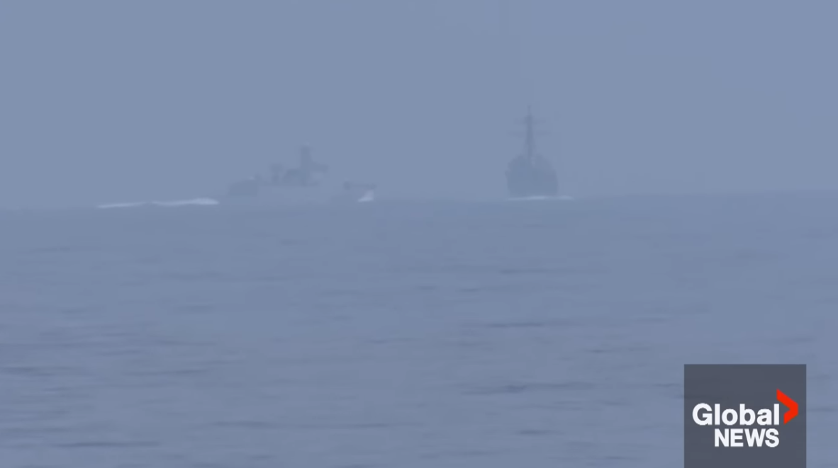 加拿大媒體報導，在加美執行聯合任務期間，中共船艦(左)以相當快的速度切入美艦鍾雲號(右)前方。(圖取自YT/@Global News)