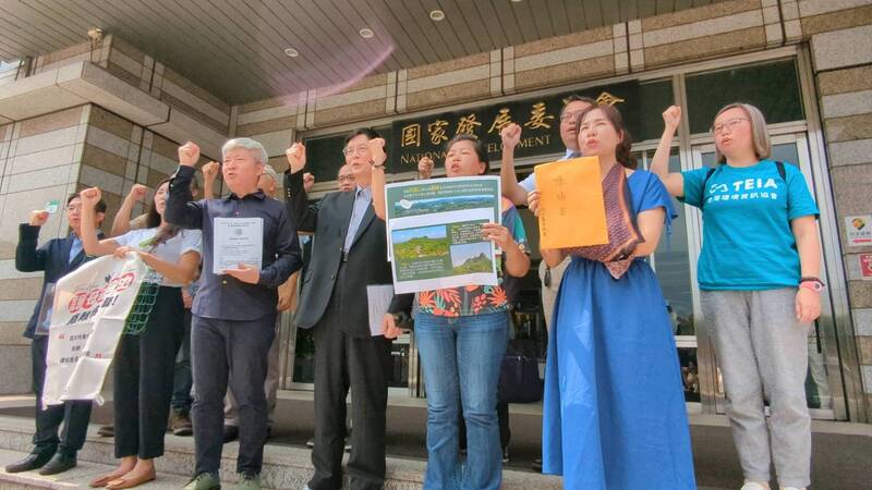 12個環保、公民團體選在6月5日世界環境日前往拜會總統蔡英文，並於會前舉行記者會，表示將就83項環境、公民議題提出建言，能源議題諸如核電廠除役、四接轉型再生能源電廠等，也將提出加強動保相關措施。(圖：中央社)