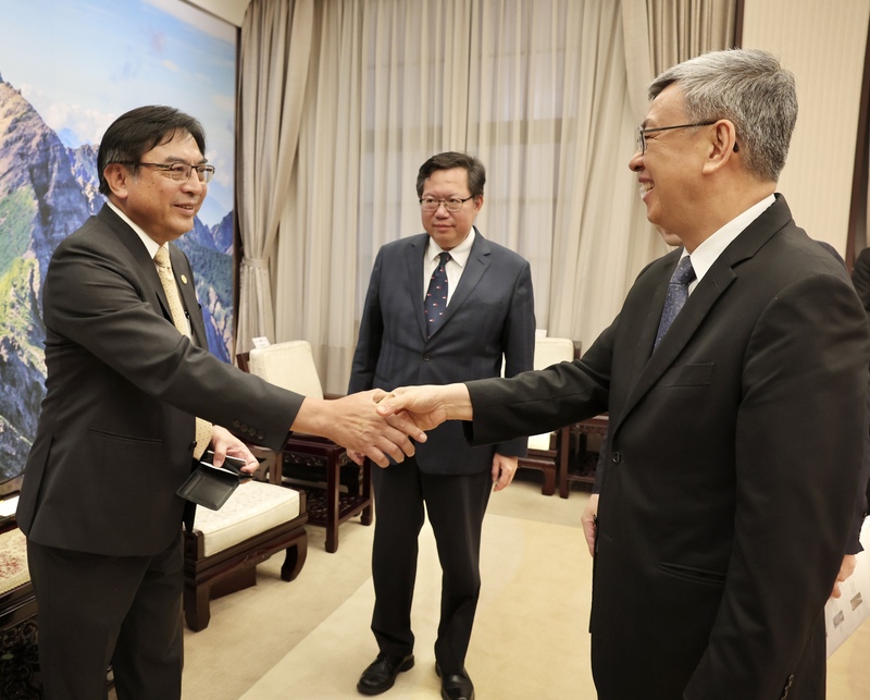 行政院長陳建仁（右）5日在行政院接見社團法人台灣電子設備協會理事長林士青（左）、理事等，歡迎他們來訪行政院。(圖：中央社)