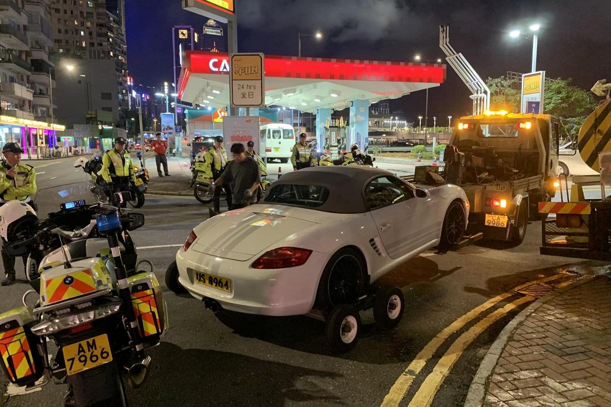 US8964私家車被指懷疑非法改裝，遭港警安排拖車拖走檢驗。(FB群組「地板友 Flat Out Club」)