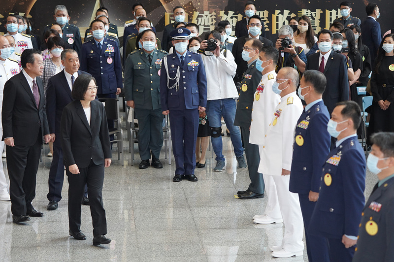 國防部6日舉行112年上半年陸海空軍晉任將官勗勉典禮，蔡英文總統(前左)出席。(圖：中央社)
