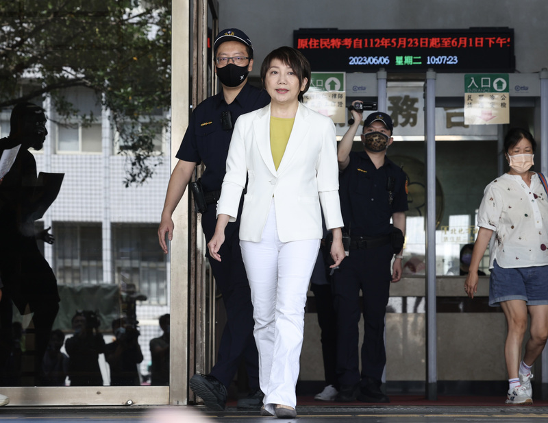 民進黨立委范雲指控國民黨立委陳雪生涉性騷擾求償案6日宣判，范雲（前）上午赴台北地方法院聆聽宣判結果。  (圖：中央社)