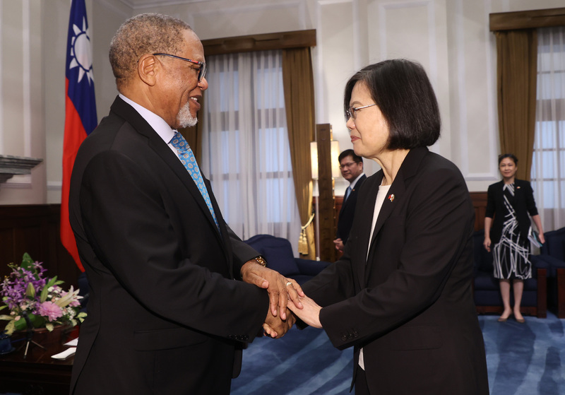 總統蔡英文（右）6日在總統府接見史瓦帝尼王國副總理馬蘇庫（H.E. Themba Masuku）（左），兩人握手致意。 (圖：中央社)