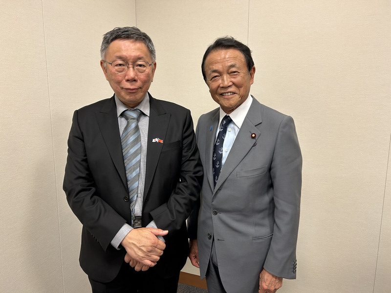 台灣民眾黨主席柯文哲訪日第3天，下午密會日本前首相麻生太郎。他會後對媒體說，內容講得相當機密，不便透露。主要是談及兩岸及日本的三角關係。（台灣民眾黨提供）(圖：中央社)