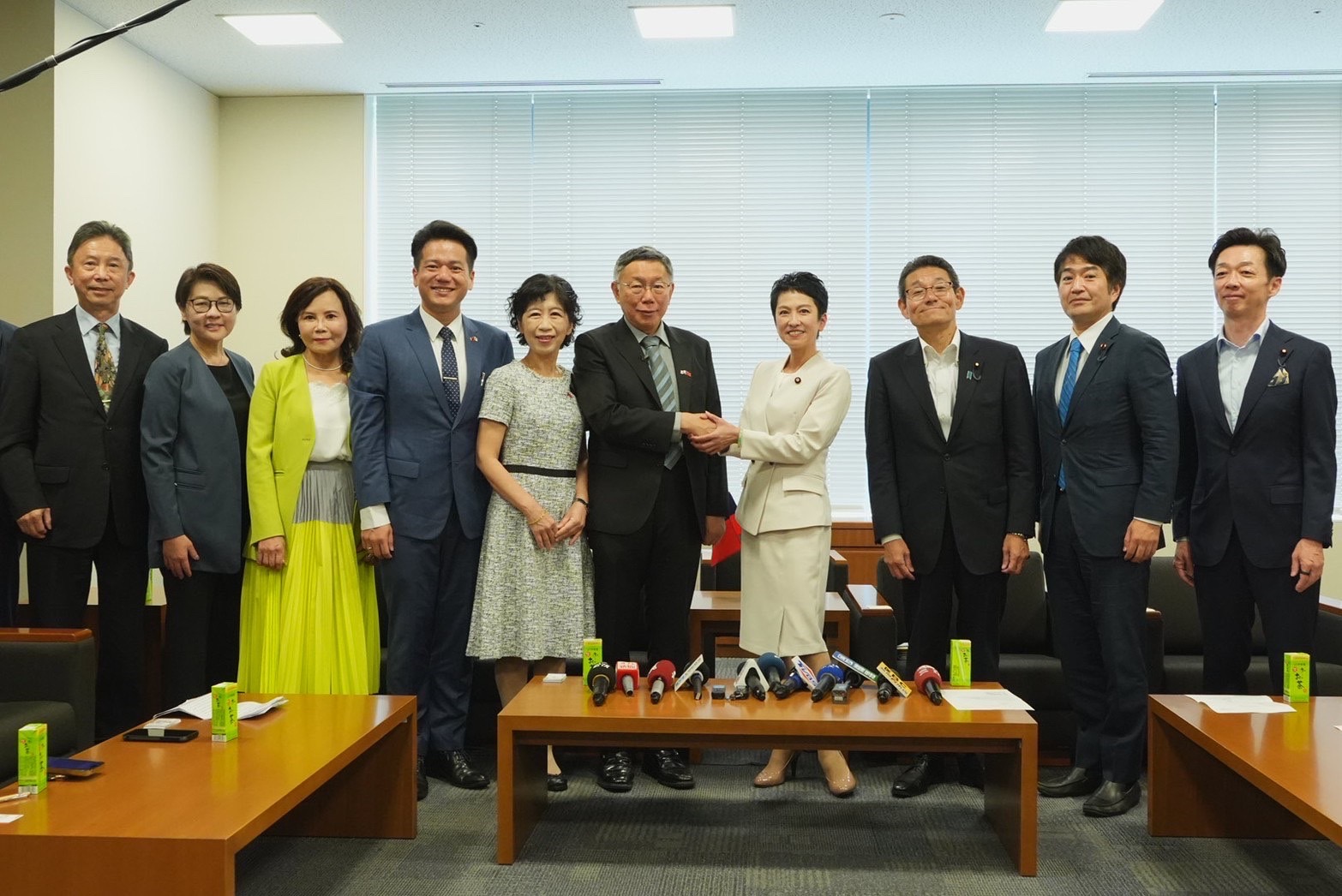 正在日本訪問的民眾黨總統參選人柯文哲，今天(6日)拜會立憲民主黨參議員、「日台議員懇談會」會長蓮舫等人。(民眾黨提供)