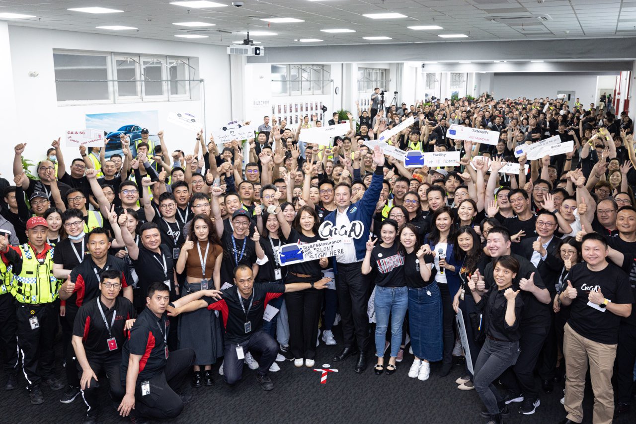 特斯拉執行長馬斯克（Elon Musk）2日與上海廠員工合影。 (圖:@elonmusk)