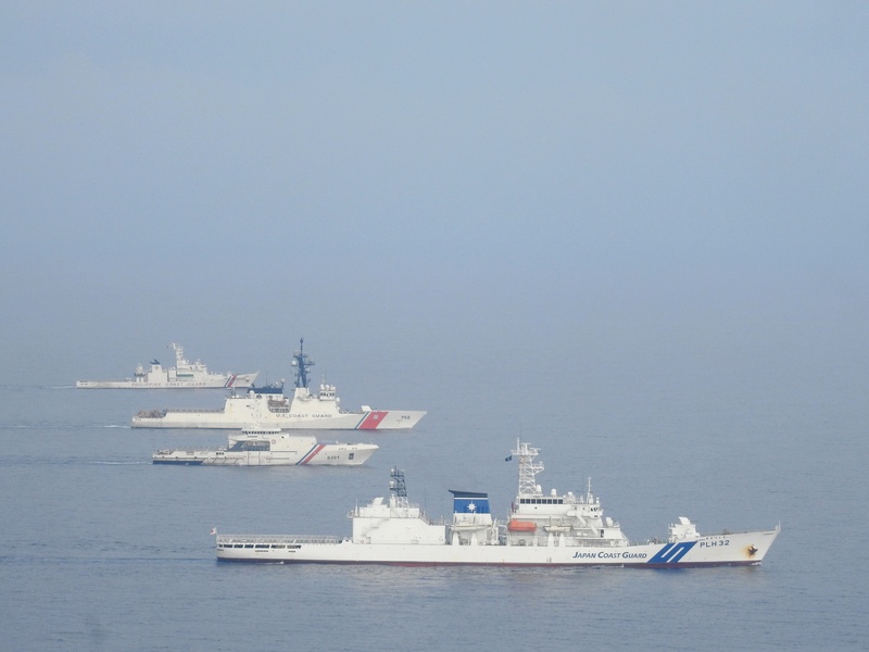 美菲日澳7日舉行南海聯合海上軍演。圖為菲律賓海巡隊、美國海岸防衛隊及日本海上保安廳三邊海事演習。資料照。(菲律賓海巡隊提供)(圖：中央社)