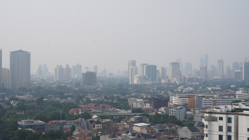 雅加達空氣污染嚴重，PM2.5濃度遠高於世衛組織的安全標準，許多建築被霧霾籠罩。 (圖：中央社)