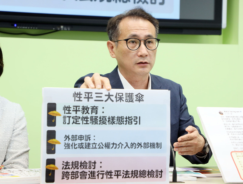 針對近日性騷擾風波，民進黨立法院黨團7日舉行「三大方向撐開性平保護傘」記者會，黨團幹事長鄭運鵬（圖）說明性平保護傘三大方向。中央社記者郭日曉攝 112年6月7日 (圖：中央社)