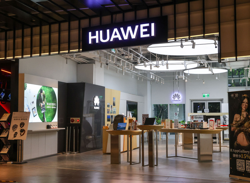 華為在台總代理訊崴技術7日發布618夏日優惠訊息，同時提及華為台北三創品牌店因應市場通路策略調整，將有經營異動，預計最後營業日為6月18日。圖為華為台北三創店7日營運情形。(圖：中央社)