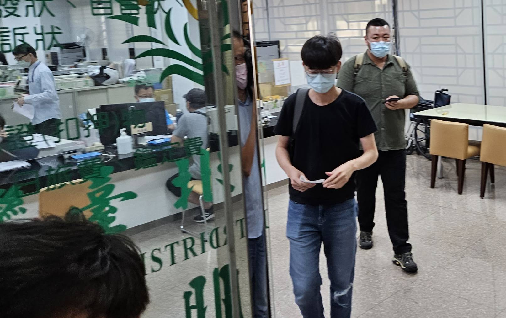 李姓清大校友(著黑衣者)7日上午到台北地檢署遞狀控告中國民運人士王丹強制性交未遂。(歐陽夢萍 攝)