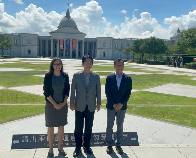 副總統賴清德(中)和美國在台協會主席羅森柏格(左)8日上午參訪奇美博物館，並在館前合影。(圖：中央社)