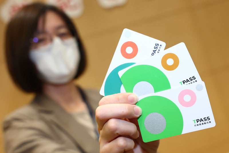 交通部8日舉行「行政院通勤月票TPASS記者會」，公布北、中、南3大生活圈TPASS行政院通勤月票含概內容，盼能提供多元及優惠的公共運輸服務，減輕通勤族負擔。(圖：中央社)