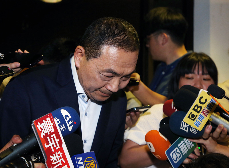 新北市長侯友宜8日晚間兩度鞠躬道歉，對板橋幼兒園事件感到痛心，也自責。(圖：中央社)